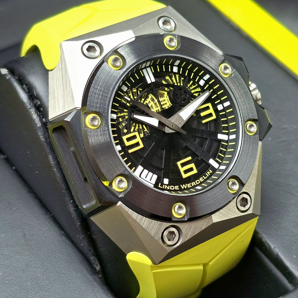 Linde Werdelin Oktopus II Double Date Titanium